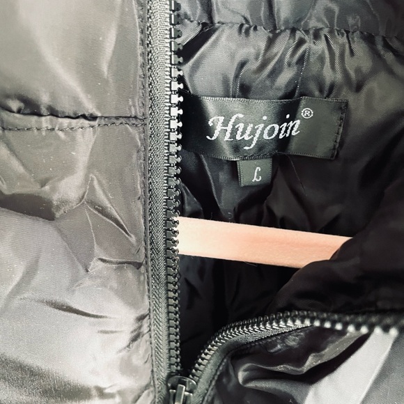 Black Cropped Puffer Jacket with High Collar and Quilted Design - Picture 6 of 8